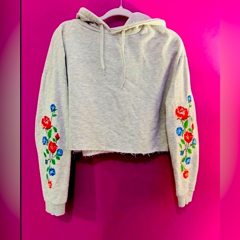 Rose embroidered gray cropped hoodie🌹💙